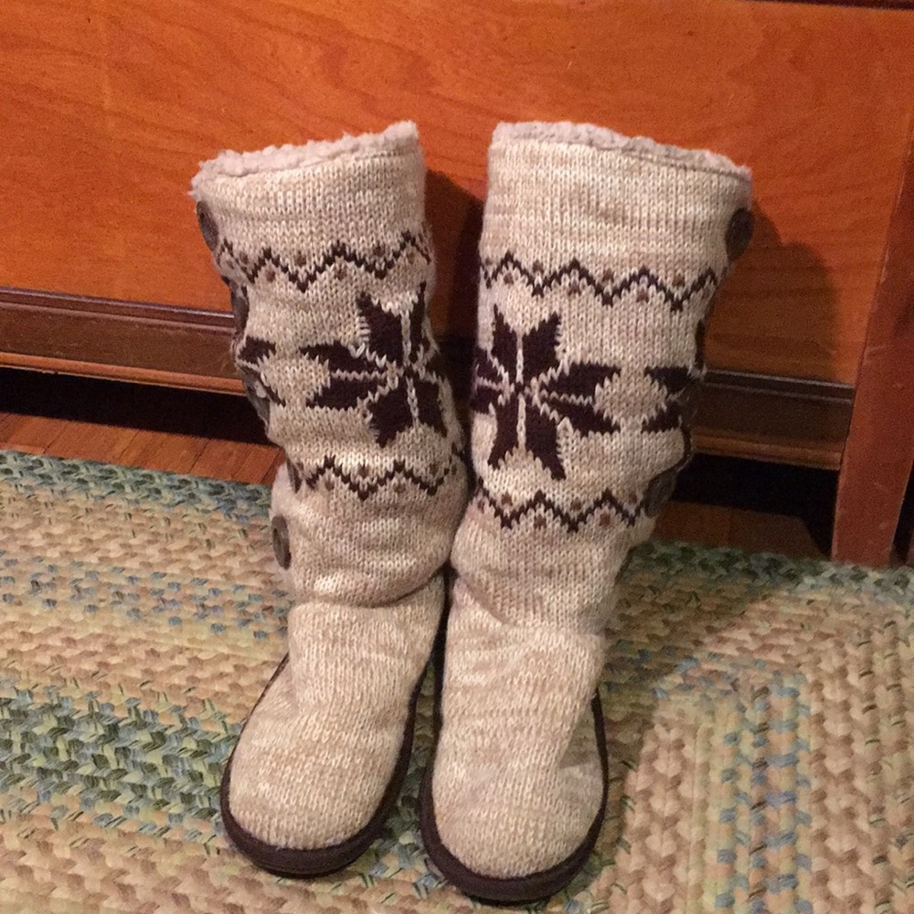Mukluks size 8 tan/brown button down